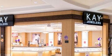 Signet stock price surges, but a risky pattern points to a crash