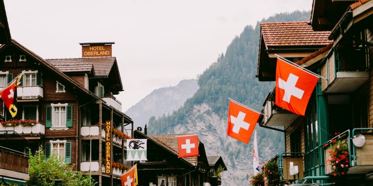 USD/CHF analysis: forms bearish pattern ahead of SNB, FOMC