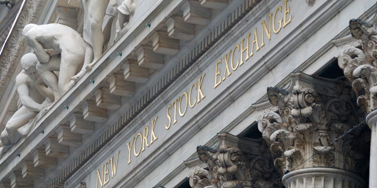 SCHD ETF stock faces headwinds and tailwinds: is it a buy?
