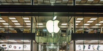 Apple stock price forecast: major concerns remain