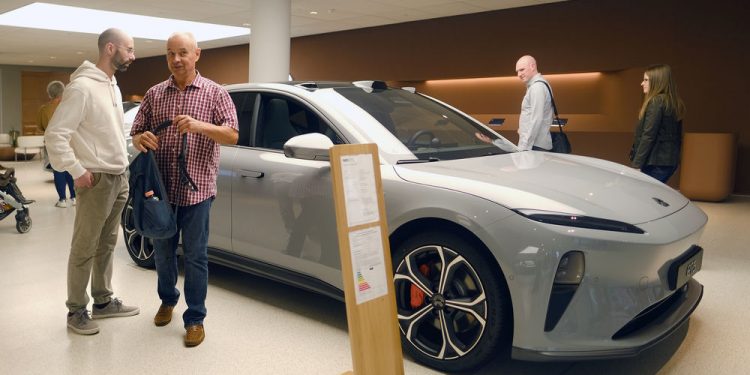 Tesla stock price is crashing: Best 3 EV stocks to buy and hold