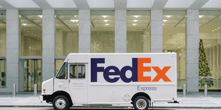 FedEx stock dips after weak earnings: opportunity or red flag?