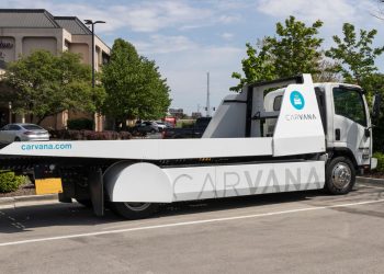 Carvana stock price is crumbling: is it safe to buy the CVNA dip?