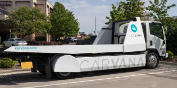 Carvana stock price is crumbling: is it safe to buy the CVNA dip?