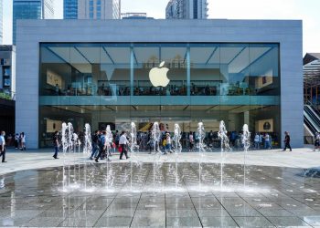 Apple stock price forecast: is it safe to buy the dip now?