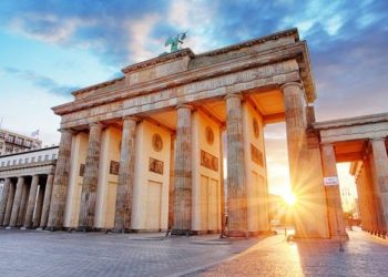 DAX index stable despite tariffs: is it a good buy today?