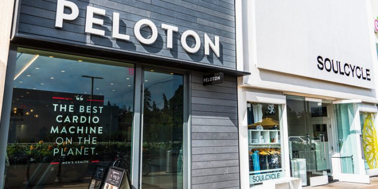 Peloton stock price has crashed: buy the dip or sell the rip?