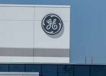 GE stock price forms giant megaphone pattern ahead of earnings