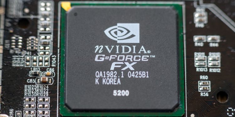 NVIDIA stock rebounds 2.5% on Friday as analysts remain bullish