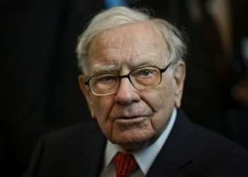 Buffett denies rumors after Trump shares wild claim that investor backs president crashing market