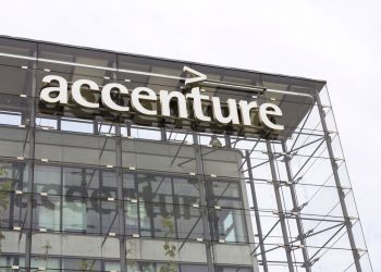 Accenture stock price dips amid the DOGE effect: buy the dip?