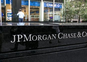 Top 4 S&P 500 index stocks to buy the dip amid the crash