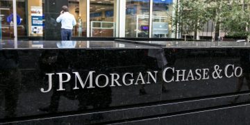 Top 4 S&P 500 index stocks to buy the dip amid the crash