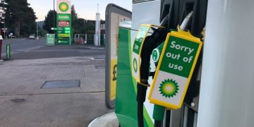 BP shares decline following weak Q1 gas trading forecast and rising debt