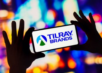 2 cannabis stocks to sell, 1 contrarian buy: Tilray, Canopy Growth, Curaleaf