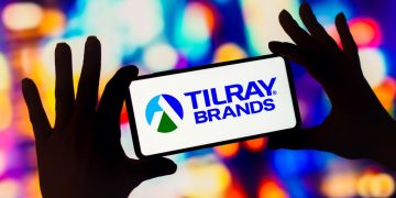 2 cannabis stocks to sell, 1 contrarian buy: Tilray, Canopy Growth, Curaleaf