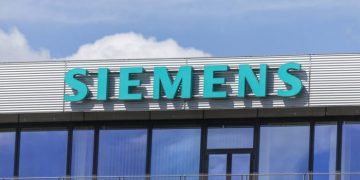 Siemens share price analysis ahead of earnings: buy or sell?
